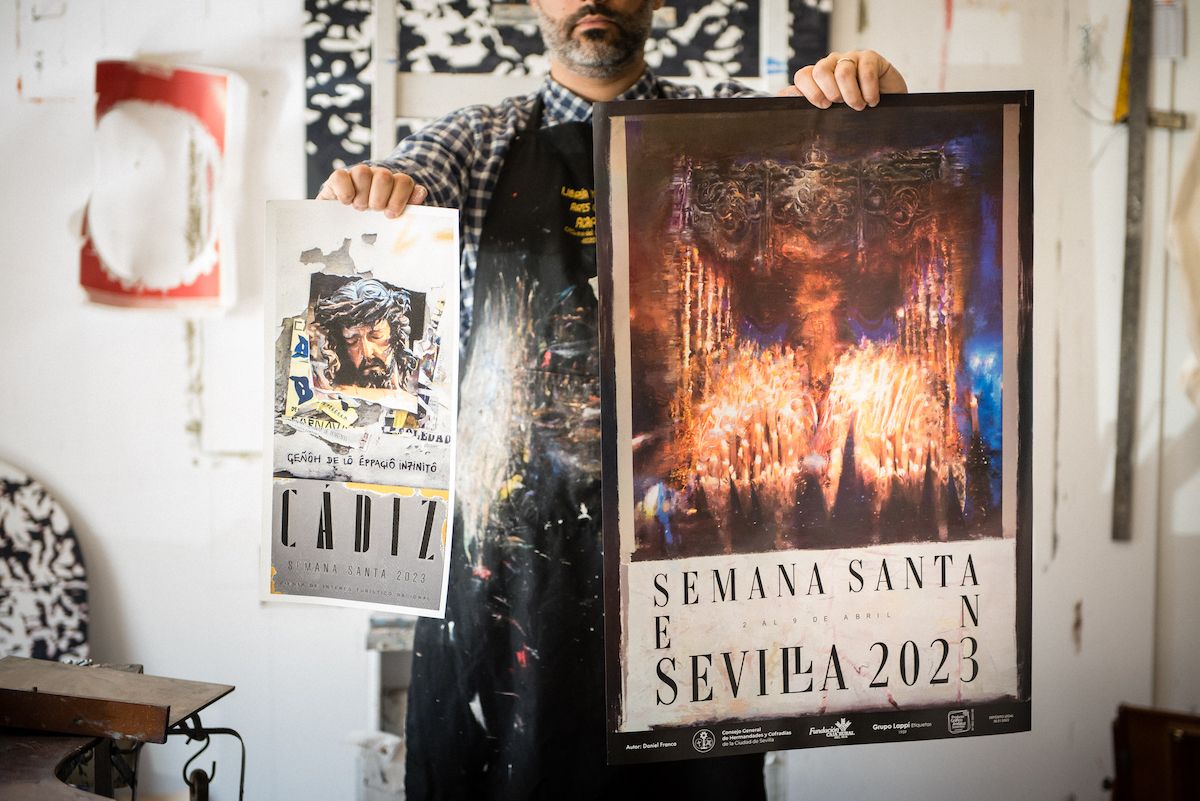 Daniel Franca, con los carteles de Semana Santa para Cádiz y Sevilla.