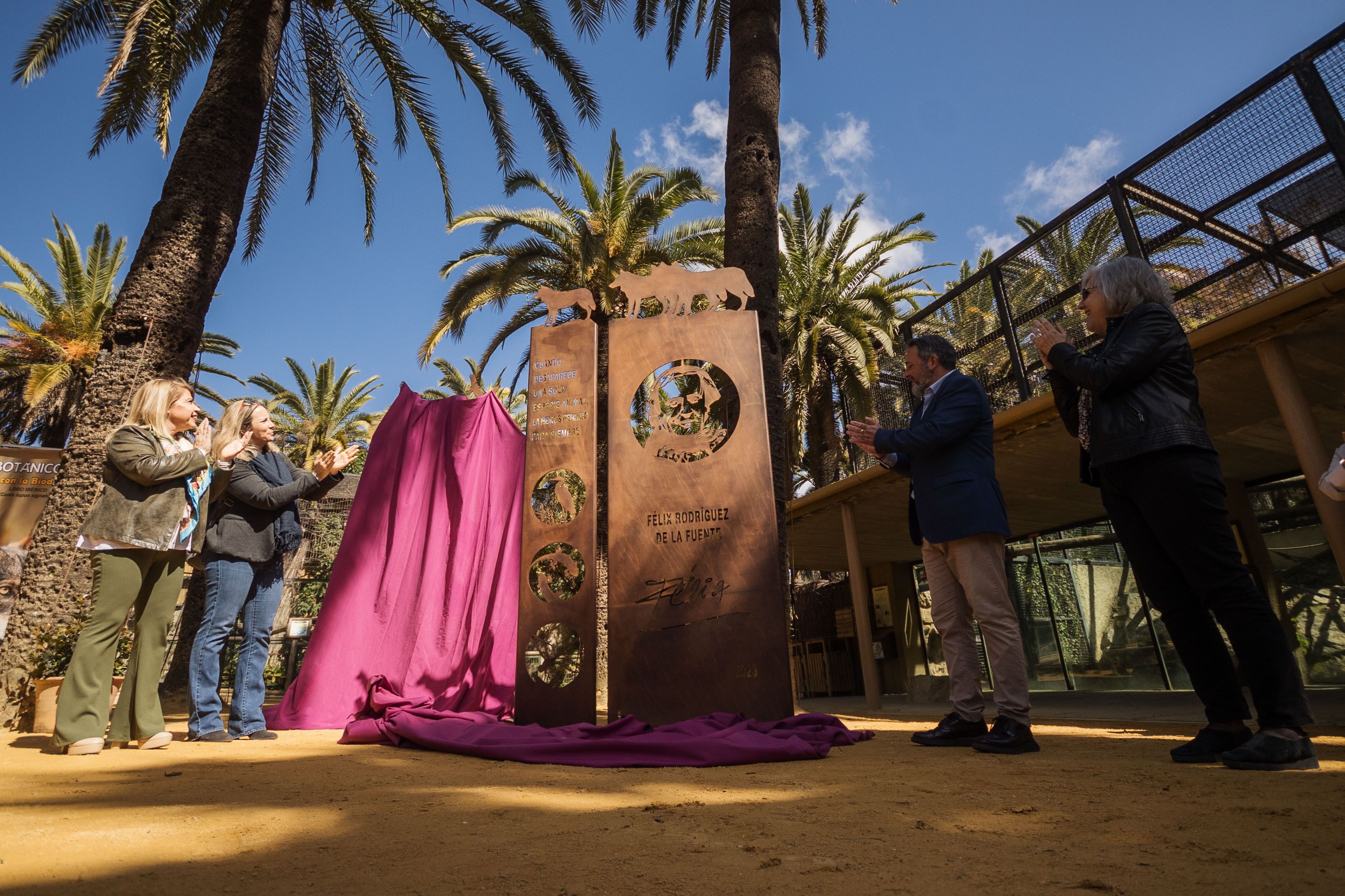 Escultura instalada en el Zoo de Jerez en recuerdo de Félix Rodríguez de la Fuente.