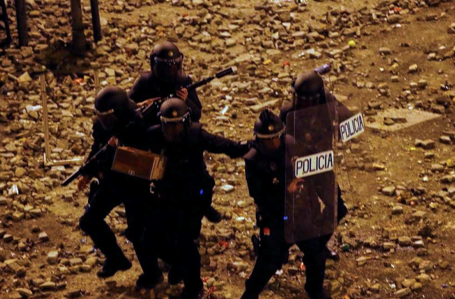 Policías luchando contra los disturbios en Barcelona, en días pasados. IMAGEN: RTVE.ES