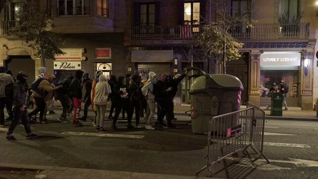 Un grupo de personas, provocando disturbios en Barcelona. FOTO: SONIA CALVO/ELDIARIO.ES