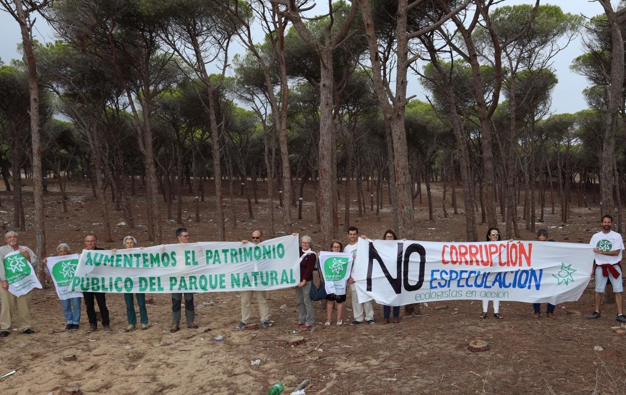 Un momento de la protesta de Ecologistas en Acción.