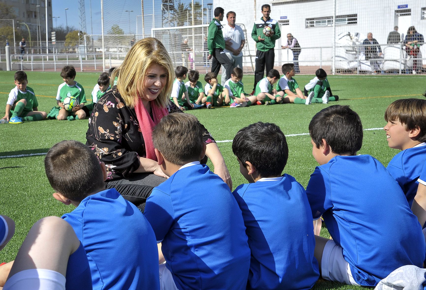 La alcaldesa, durante la inauguración del nuevo césped de las instalaciones de La Granja,
