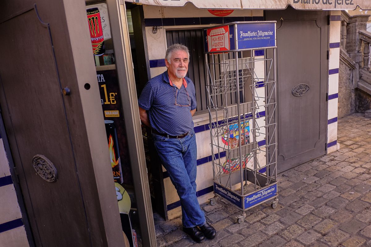Mario Naranjo, ante su quiosco, en el último día de trabajo. FOTO: MANU GARCÍA