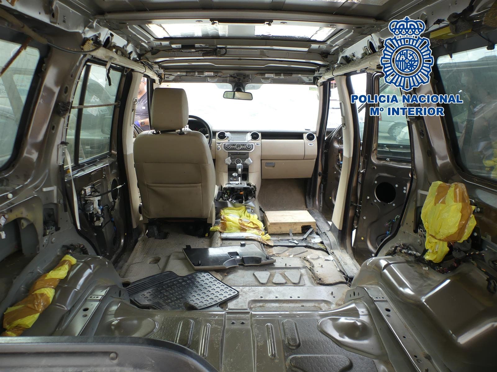 Un vehículo robado y adaptado para transportar droga.
