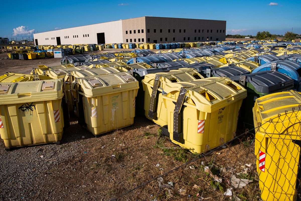 Los antiguos terrenos de Zahav albergan contenedores usados. FOTO: MANU GARCÍA Los antiguos terrenos de Zahav albergan contenedores usados. FOTO: MANU GARCÍA