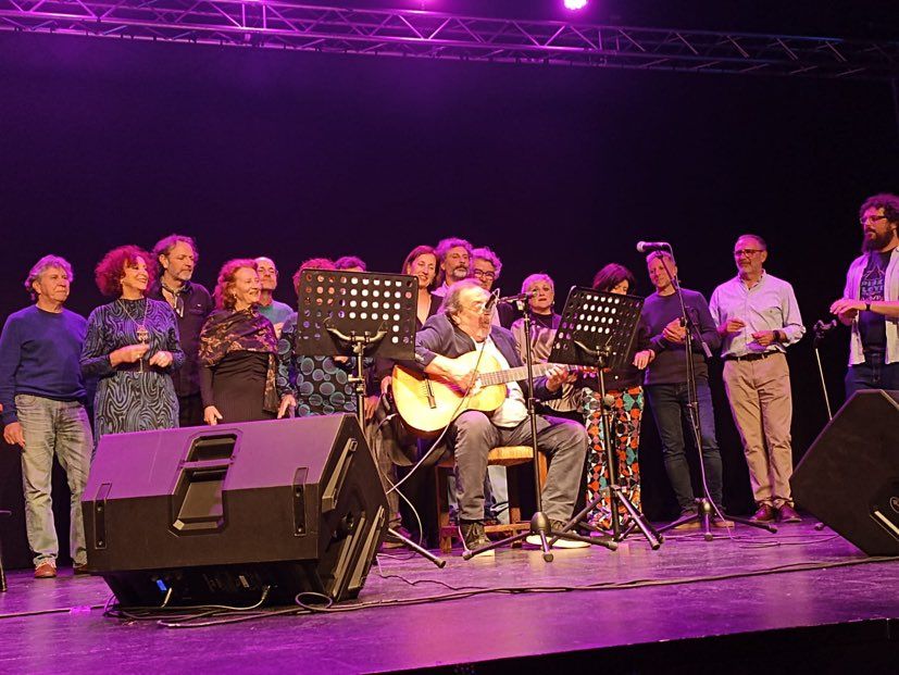 Los artistas, interpretando juntos la canción 'Yolanda', al final del concierto homenaje a Pablo Milanés.