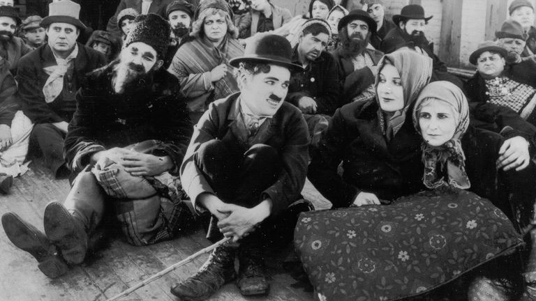 Un fotograma de 'Charlot, el inmigrante'.