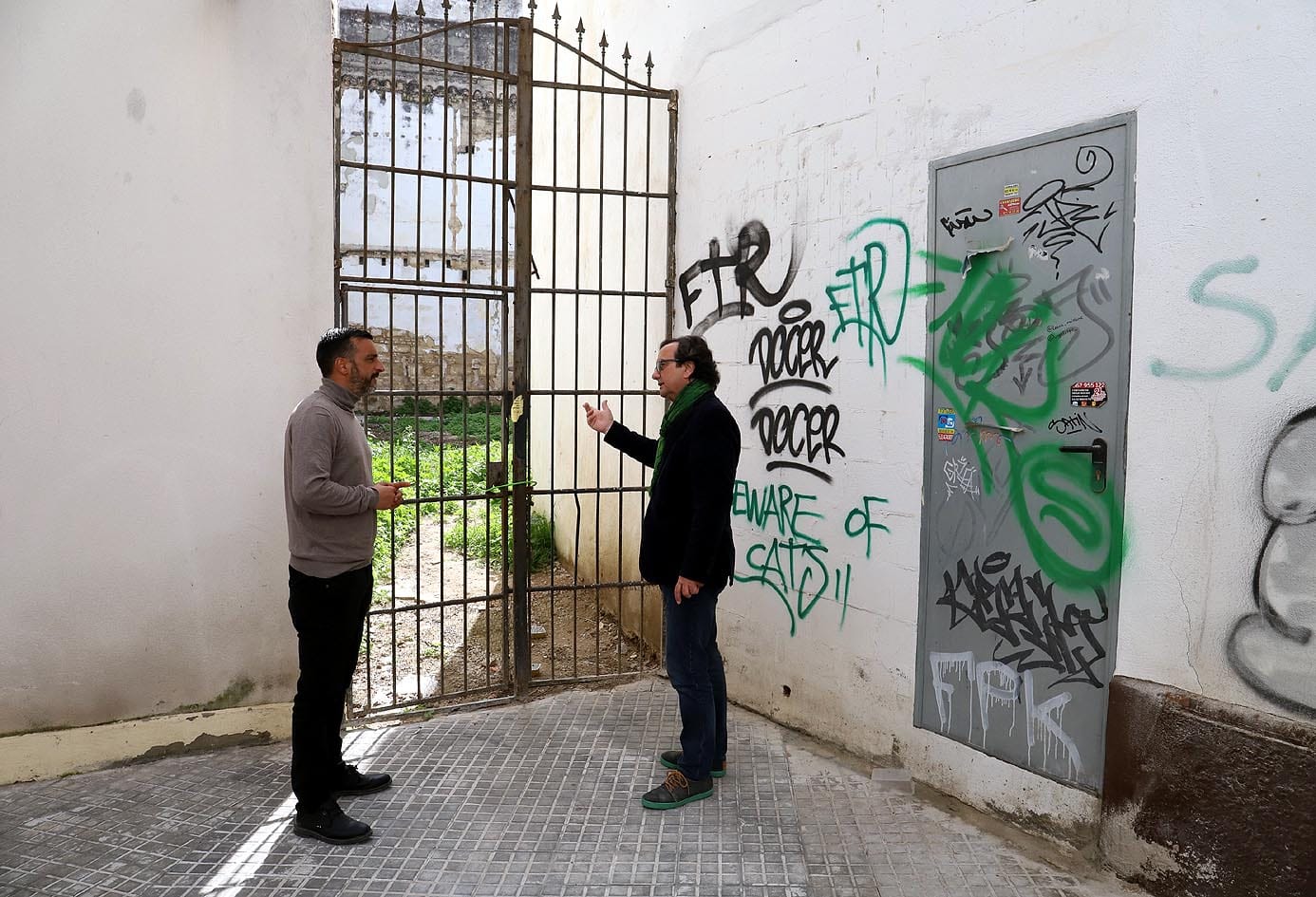 Díaz (a la izda. en la imagen), junto al solar en el centro de Jerez que sale a la venta a bajo coste.