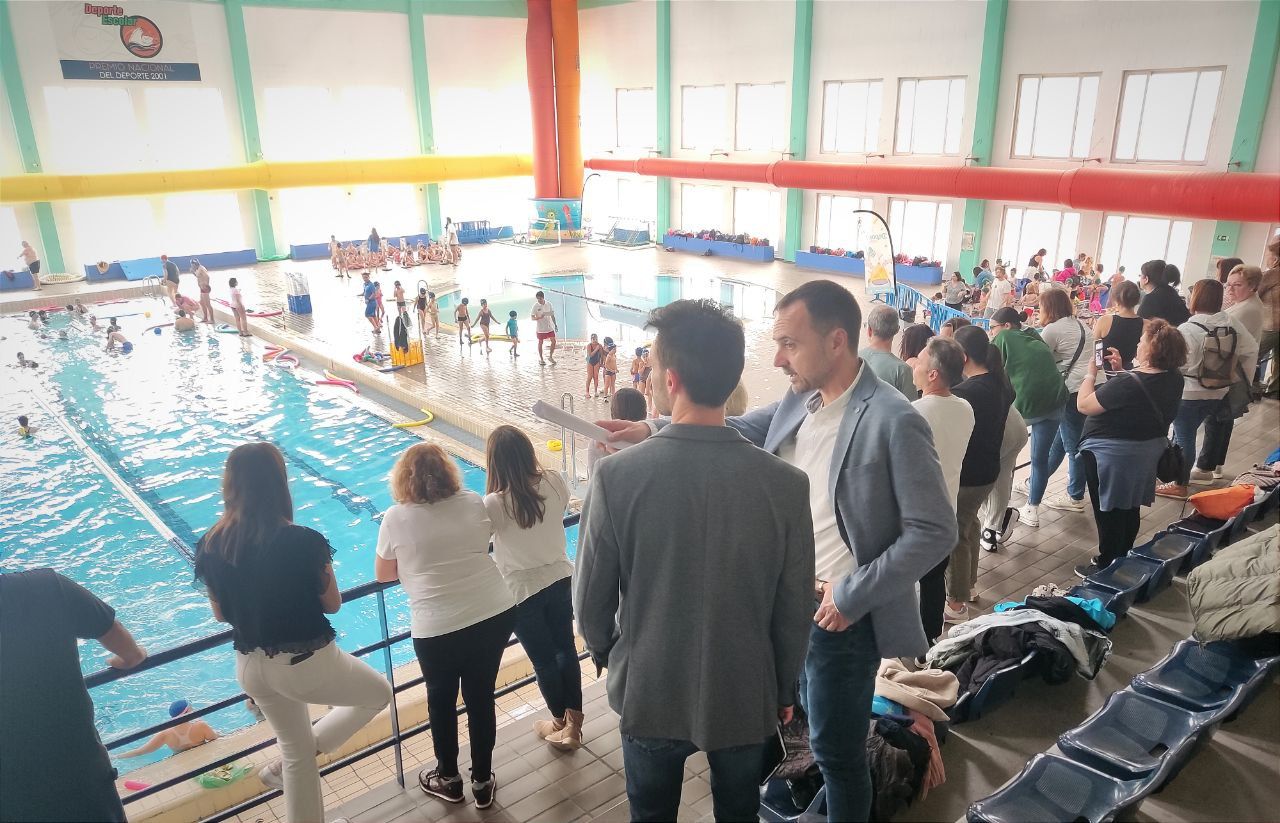 David de la Cruz, visitando actividades desarrolladas dentro del programa de deporte escolar de Cádiz.