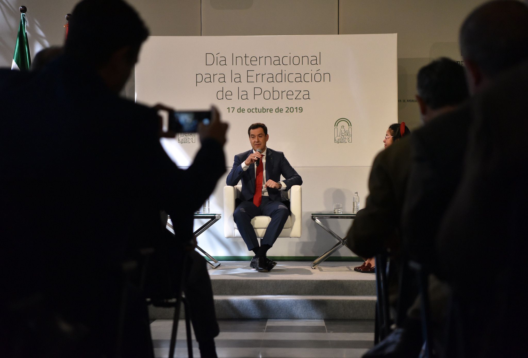 El presidente de la Junta, Juanma Moreno, en un acto el pasado 17 de noviembre con motivo del Día Internacional para la Erradicación de la Pobreza.