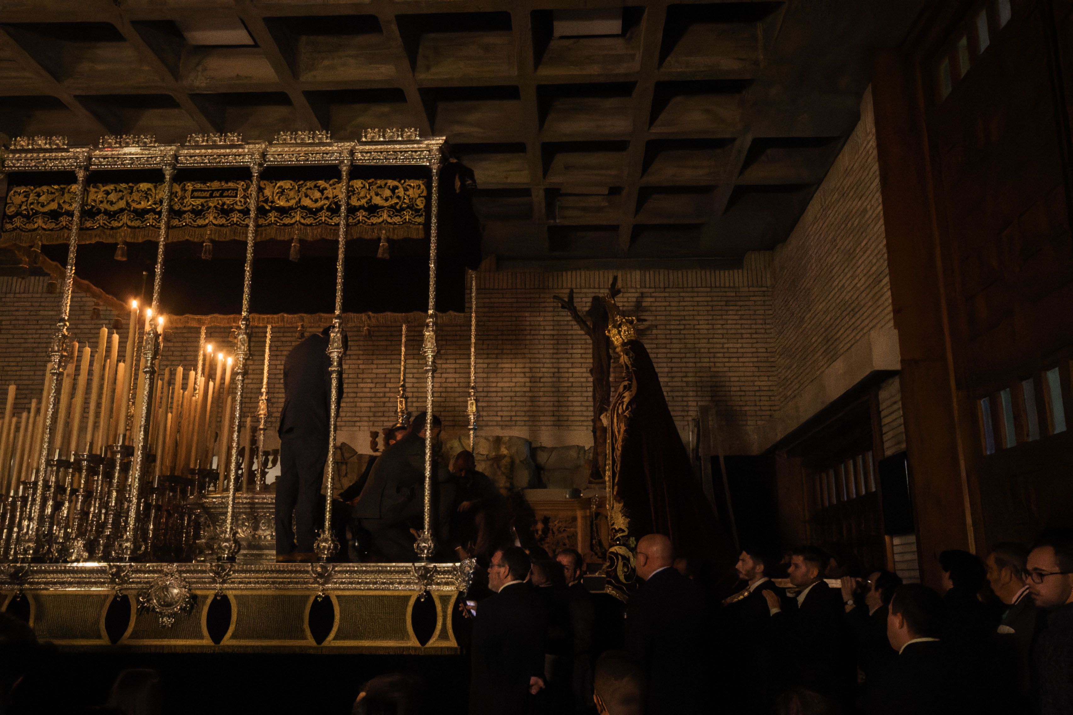 Elena mandando durante el traslado a su paso de la Virgen de la O el pasado domingo.    CANDELA NUÑEZ 
