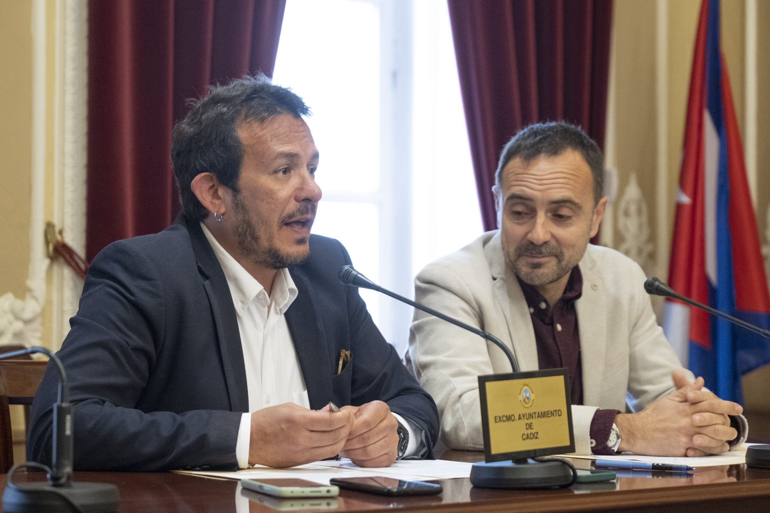 El alcalde de Cádiz, José María González, junto al responsable de Hacienda, José Ramón Páez, este lunes en rueda de prensa.