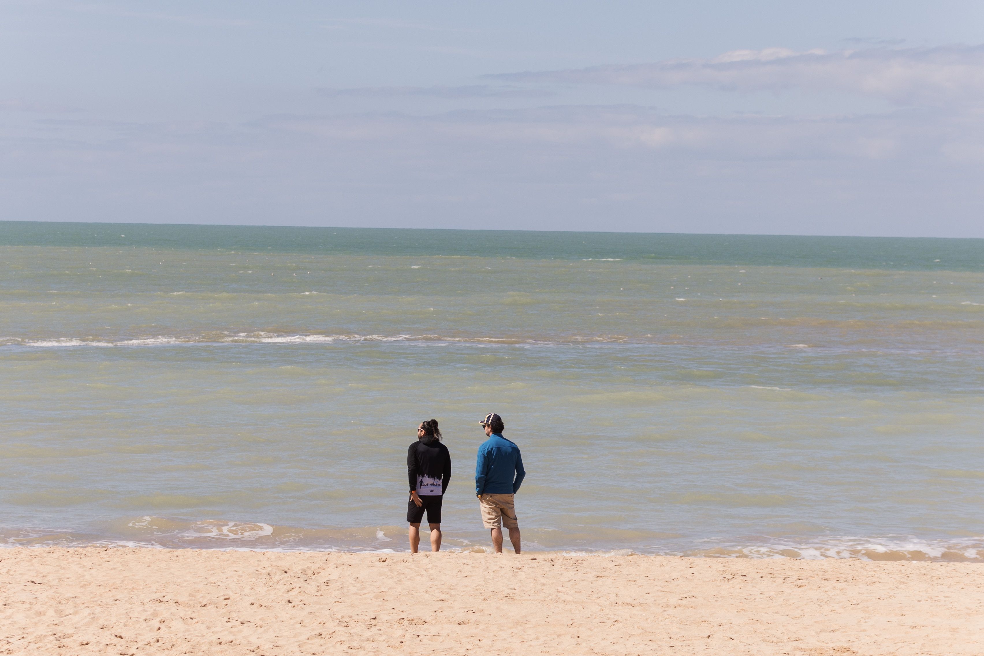 Varias personas abrigadas en una playa andaluza. Varias personas abrigadas en una playa andaluza.