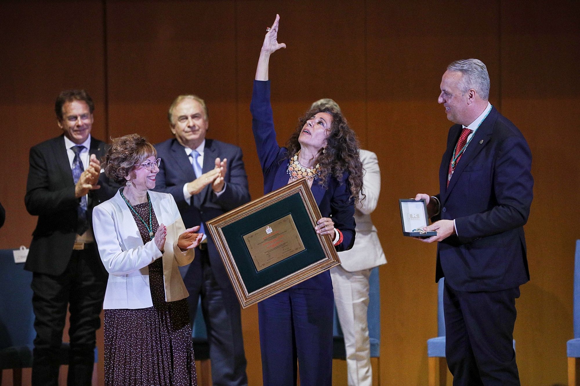 Rosario Flores lanza un beso a su madre Lola Flores, Hija Predilecta de la provincia de Cádiz. Rosario Flores lanza un beso a su madre Lola Flores, Hija Predilecta de la provincia de Cádiz.