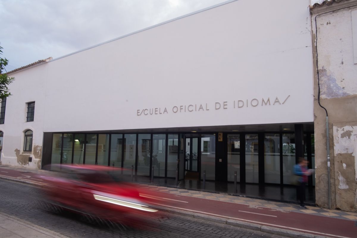 Un coche pasa por la Escuela Oficial de Idiomas de Jerez. FOTO: MANU GARCÍA