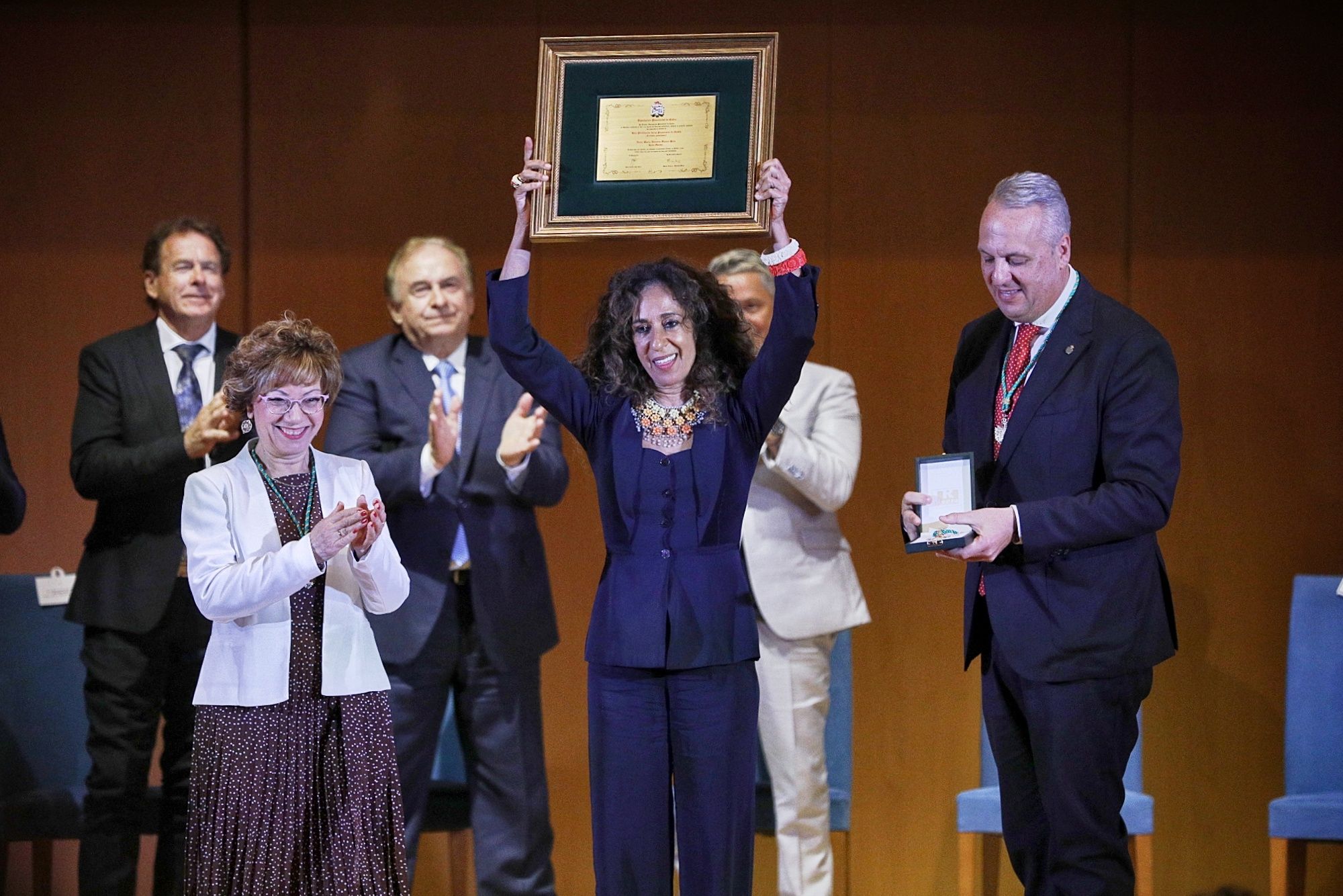La artista levanta la distinción.