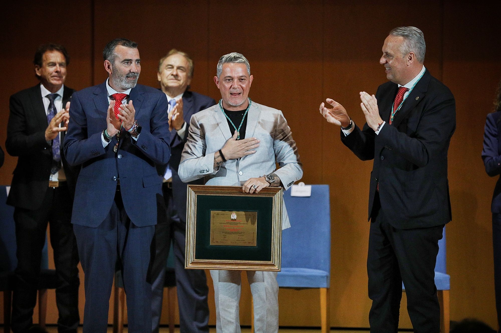 Momento de la recogida de la distinción.