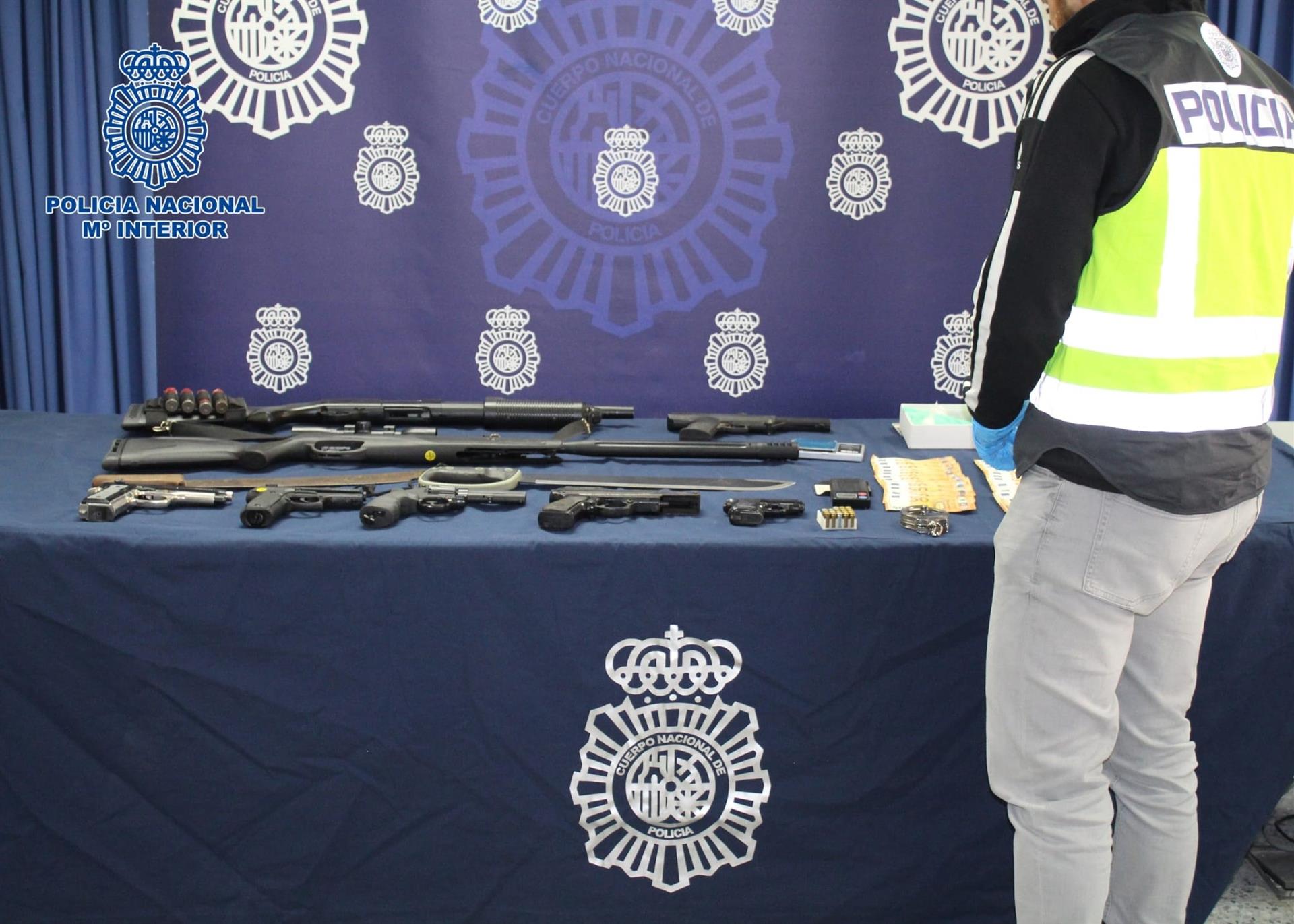 Pistolas encontradas en el piso del detenido en Los Pajaritos. 