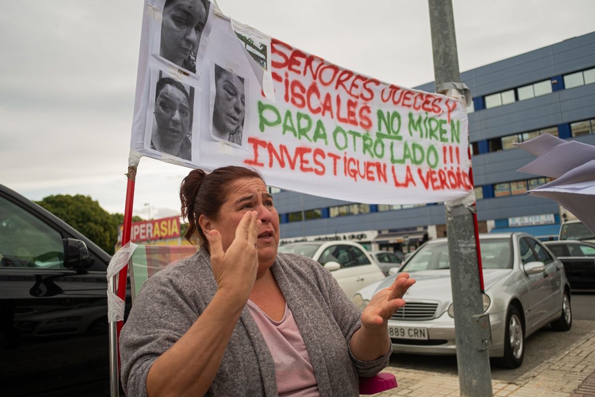 Dolores Rueda, madre de I.S.R. durante la concentración en los juzgados. FOTO: MANU GARCÍA