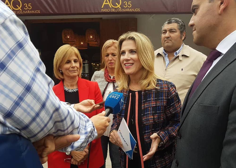 La presidenta del PP de Cádiz, Ana Mestre, atendiendo a los medios.