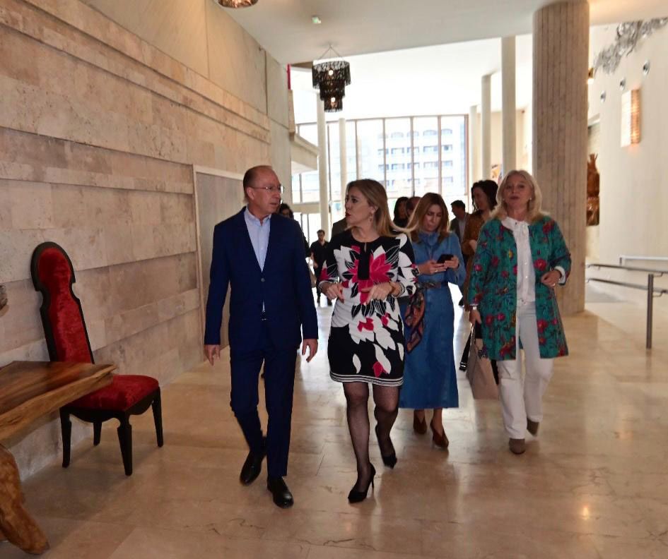 La consejera durante el recorrido por las nuevas instalaciones hoteleras. 