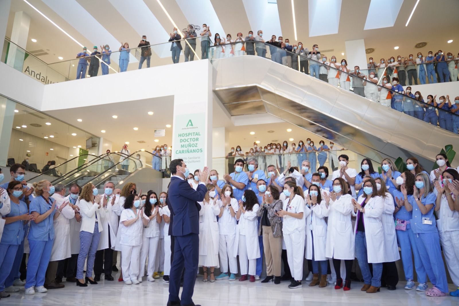 Moreno rodeado de médicos en la cuarta inauguración del Hospital Militar. PP y Vox comienzan en el Parlamento la tramitación del Instituto de Salud Andaluz.