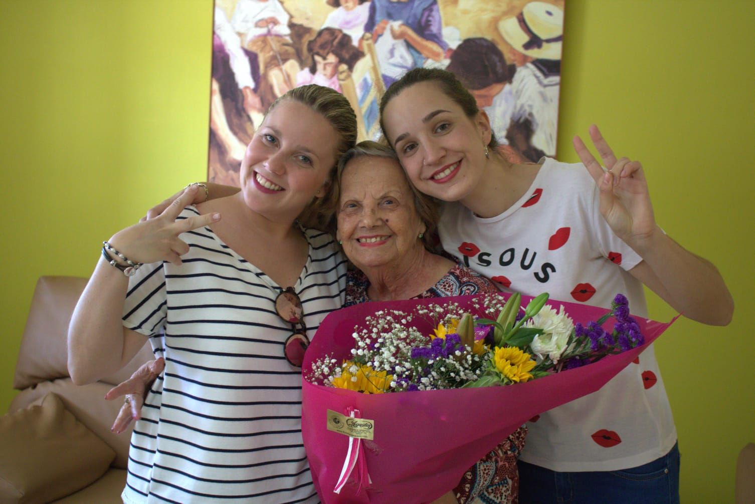 Dos jóvenes participantes del programa 'Adopta un abuelo' en Jerez.