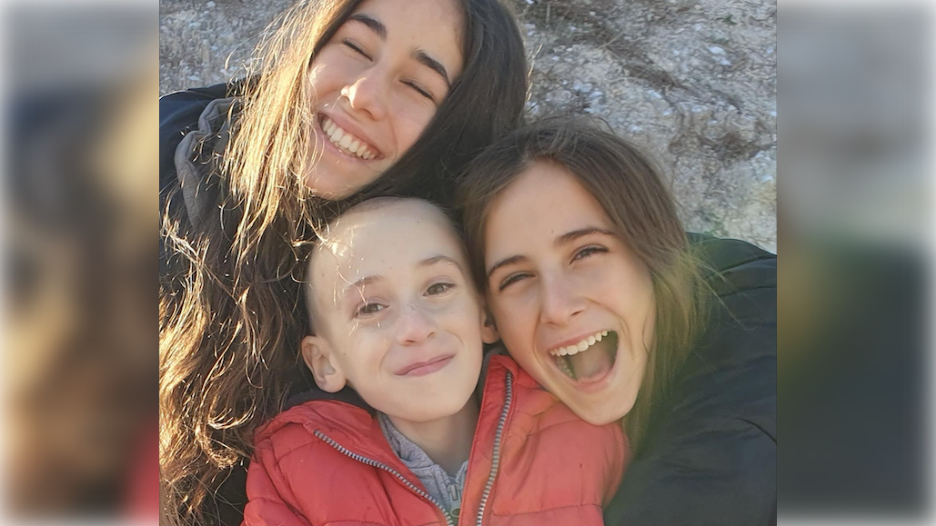 Mario, en el centro de la imagen junto a sus hermanas, en una imagen compartida por la Fundación Neuroblastoma.