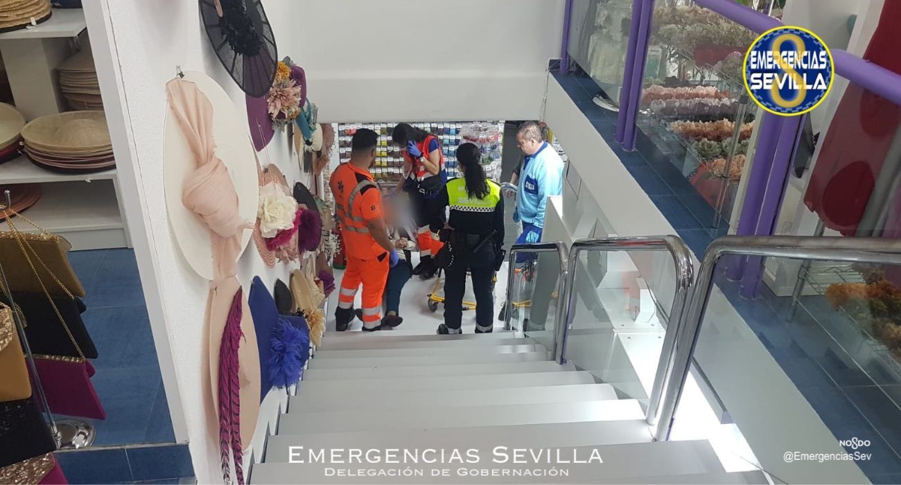 La mujer accidentada tras caer por las escaleras de una tienda.