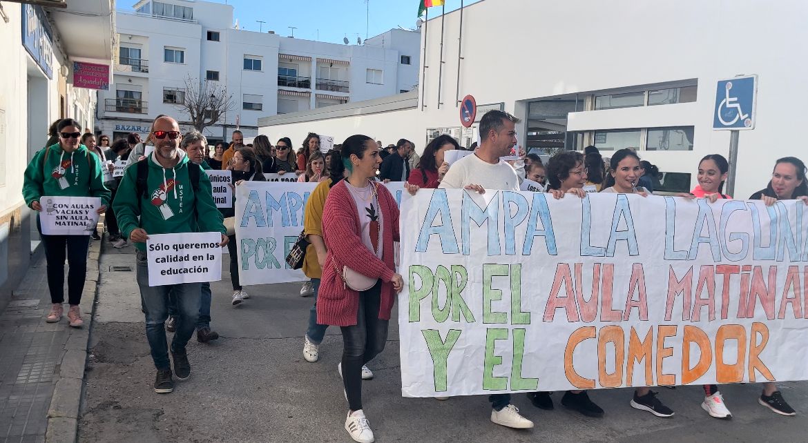 Una imagen de la manifestación contra los recortes en las escuelas públicas de Conil.