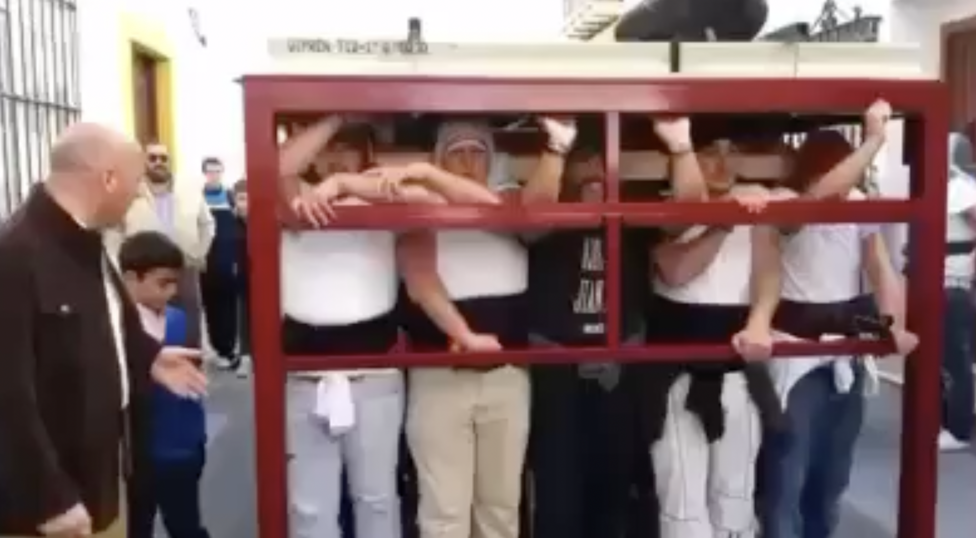 Ensayo de la hermandad del capataz por las calles de El Puerto.