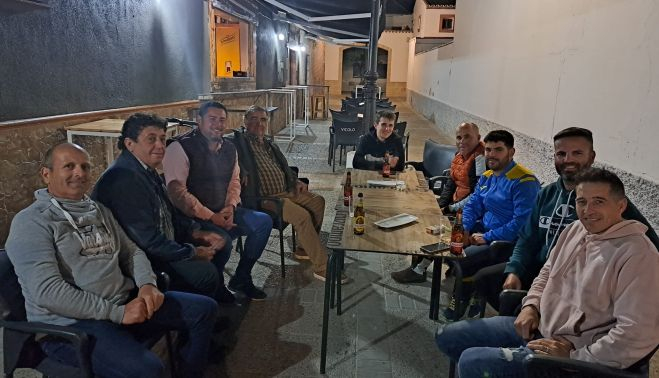 Reunión de Salvador Ruiz con los pilotos que participan en las carreras de tractores de Guadalcacín.