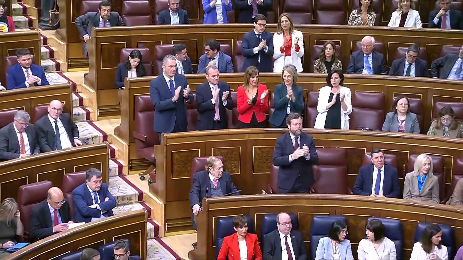 Imagen de Tamames durante los aplausos de Vox.