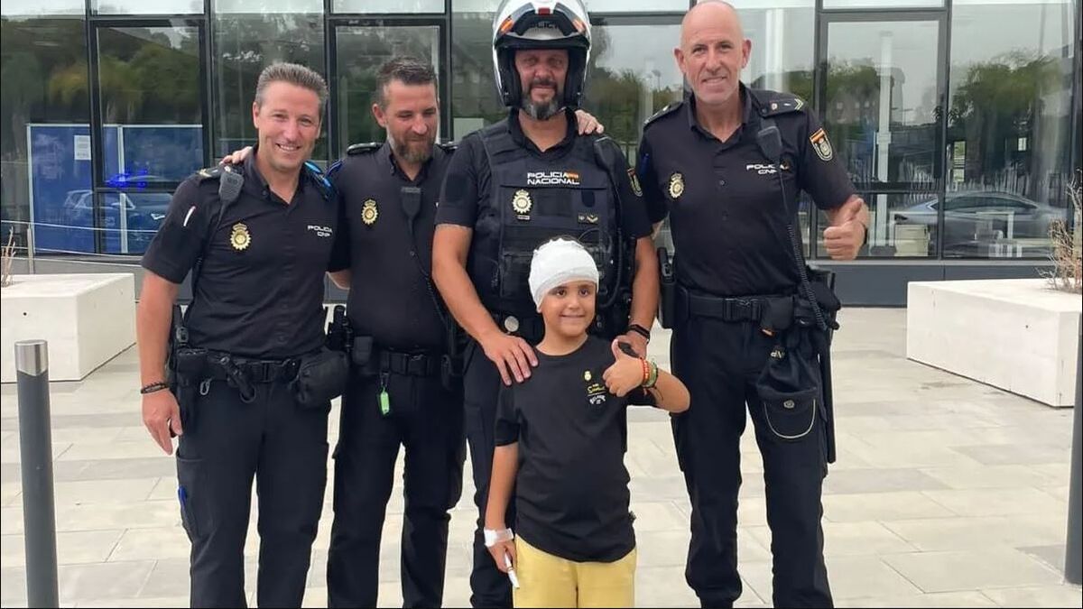 Bruno y agentes de Policía.  POLICÍA NACIONAL