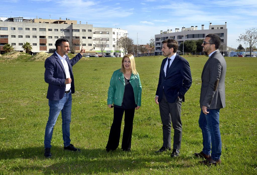 Sánchez y Díaz, en la bolsa de suelo junto a la avenida del 'Colesterol', con los inversores del grupo Dimalara.