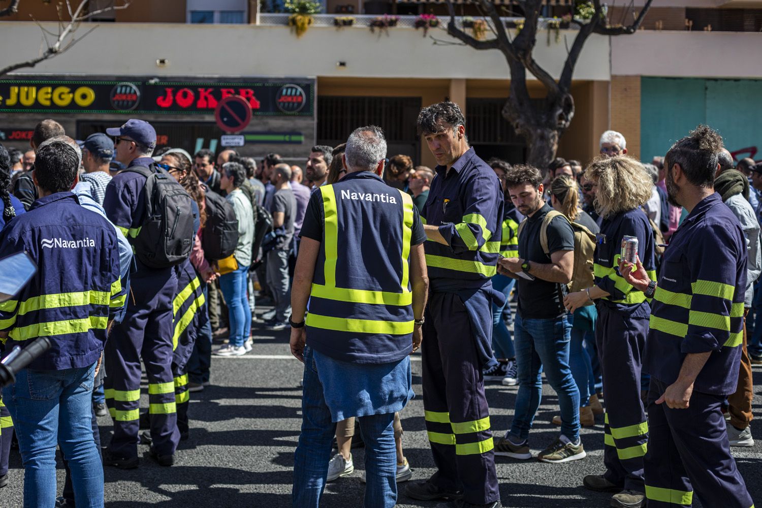 Multitudinaria manifestación de empleados de las tres factorías de Navantia en la Bahía de Cádiz, este martes en la capital gaditana.