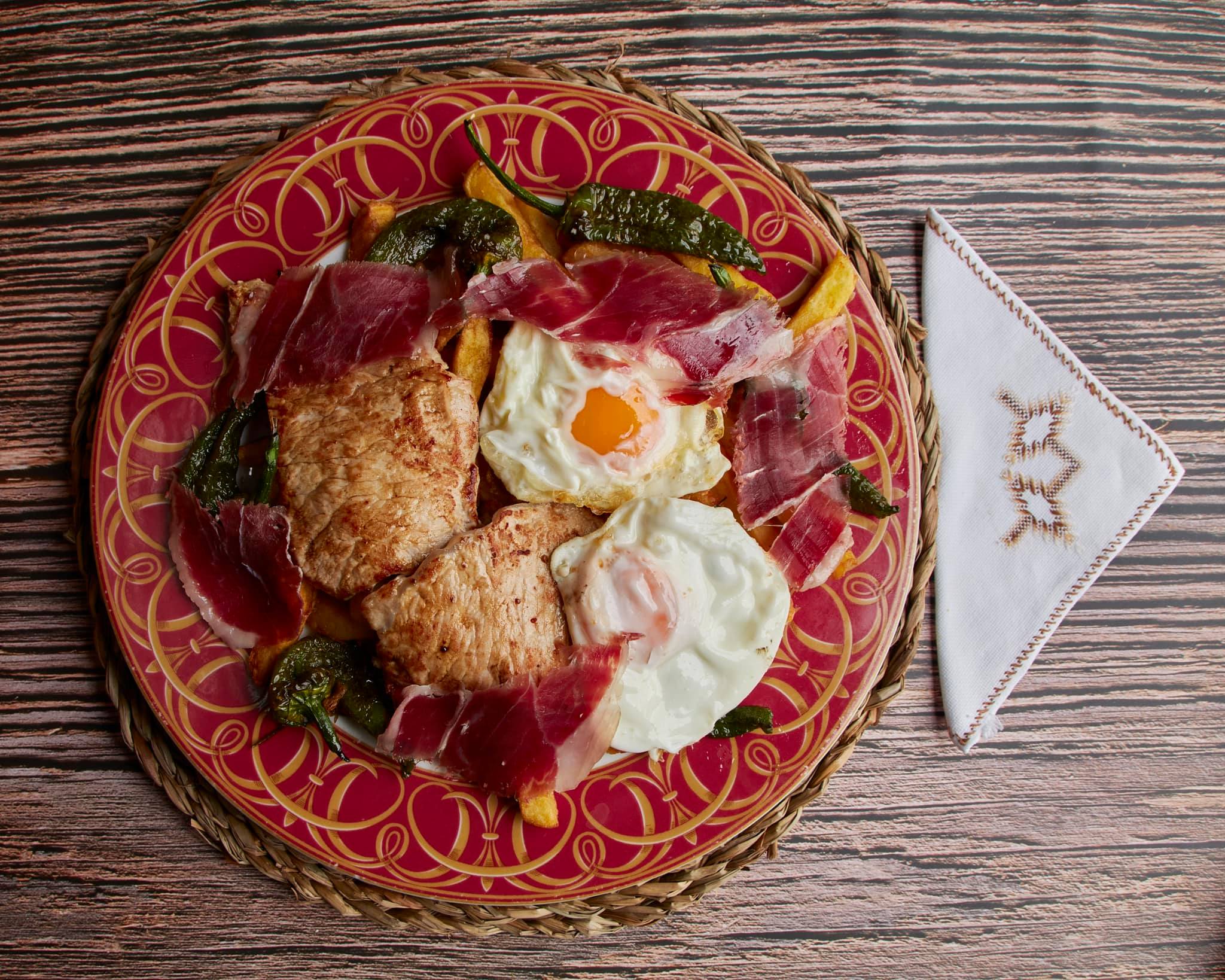 Plato combinado con patatas, pimiento, carne, huevos y jamón de El Menuito.  REDES
