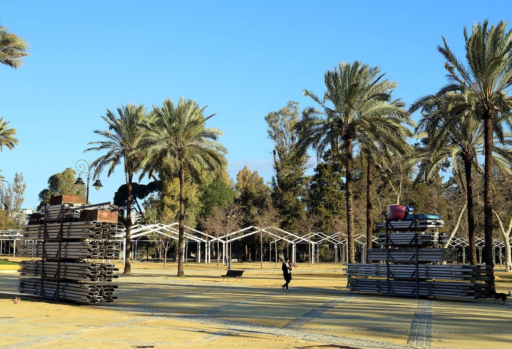 Comienza el proceso de adjudicación de parcelas para actividades recreativas y comerciales de la Feria del Caballo de Jerez. En la imagen, el González Hontoria en estos días con el montaje de las casetas.