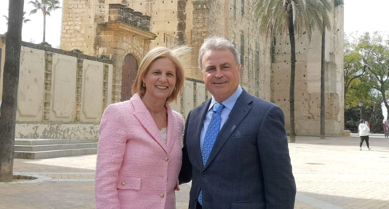 María José García-Pelayo, junto a Antonio Real Granado.