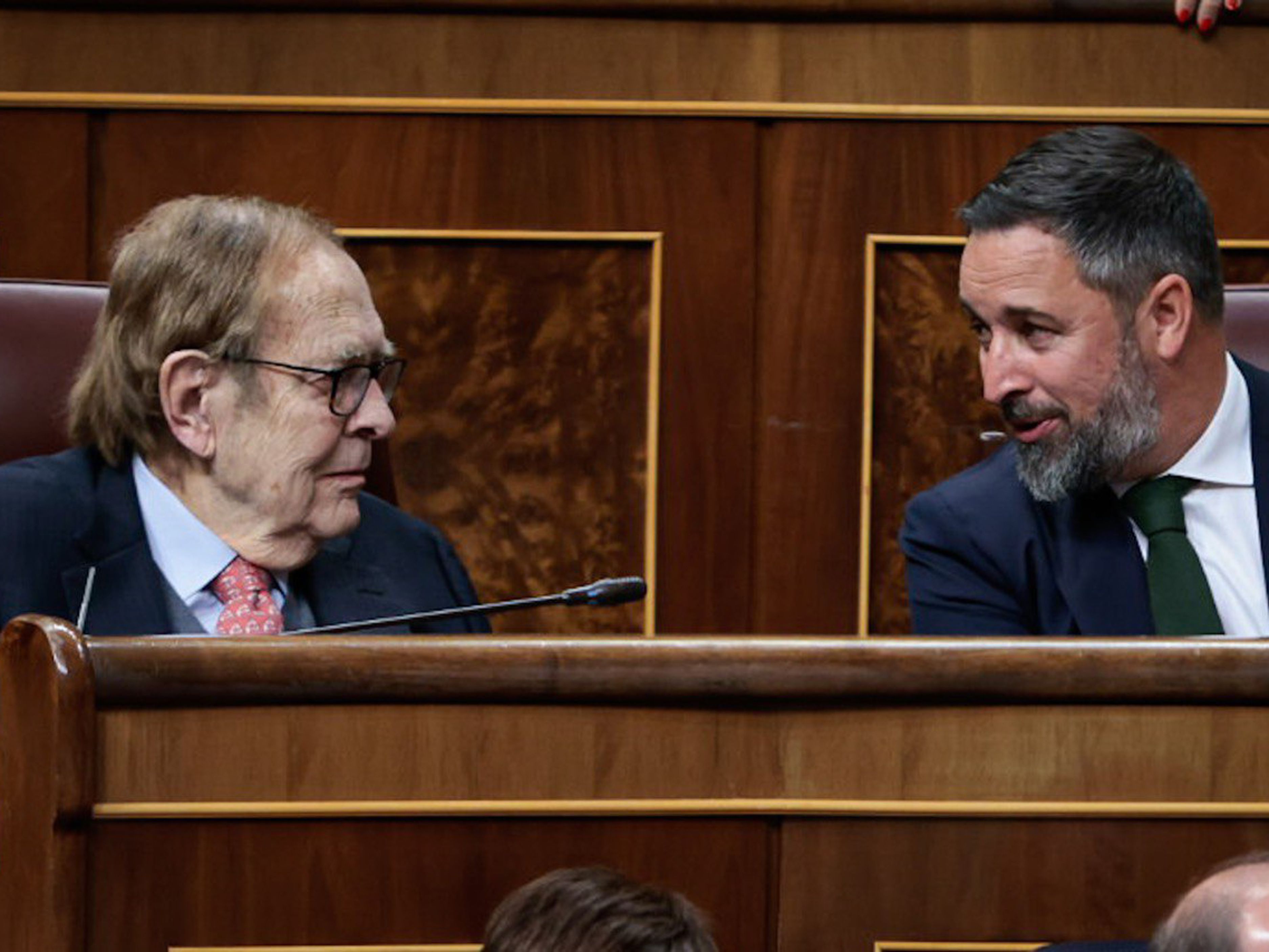 Ramón Tamames junto a Santiago Abascal durante la moción de censura contra Pedro Sánchez.