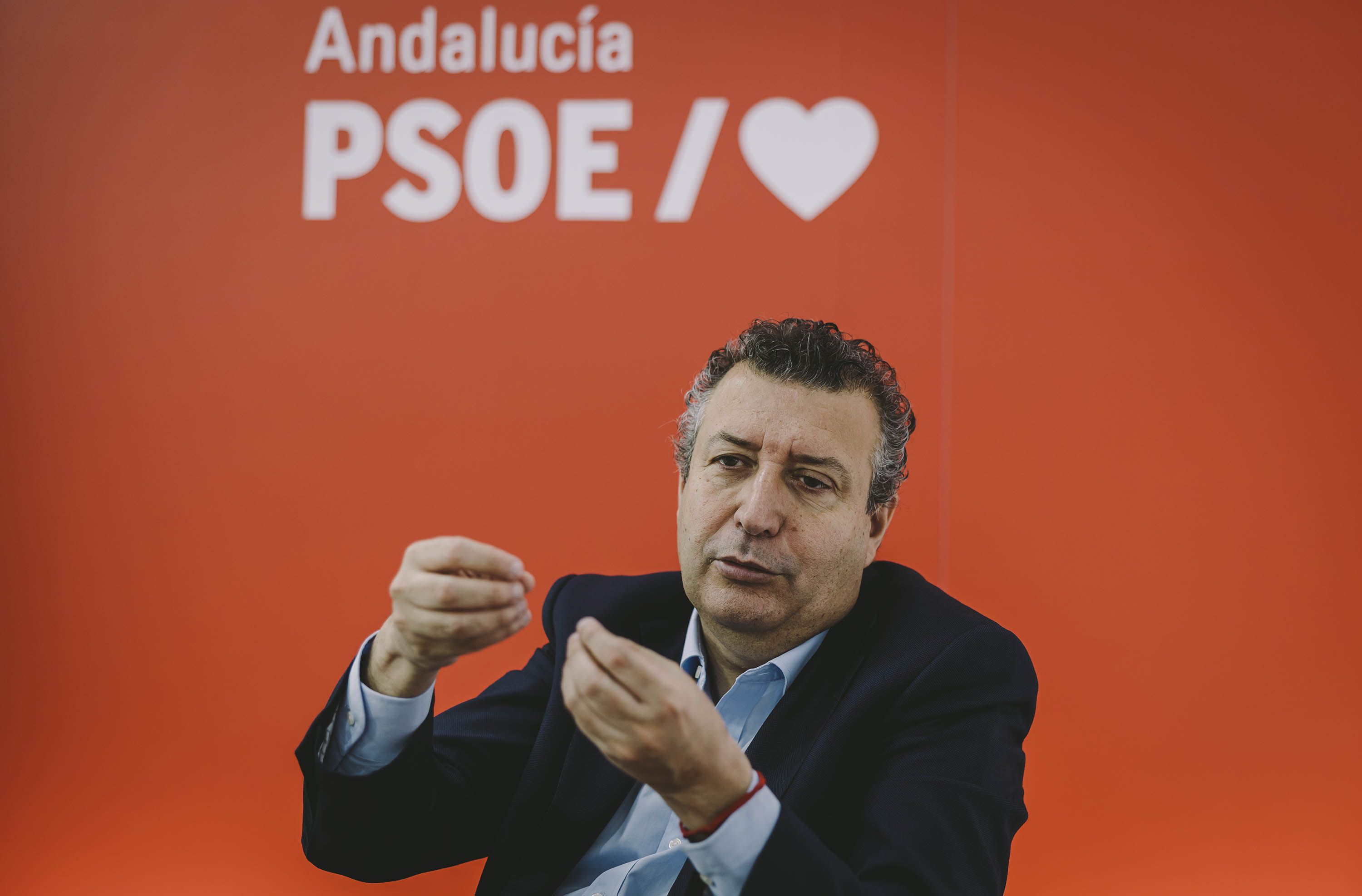 Javier Fernández, secretario general del PSOE de Sevilla, en una entrevista con lavozdelsur.es en la sede provincial.