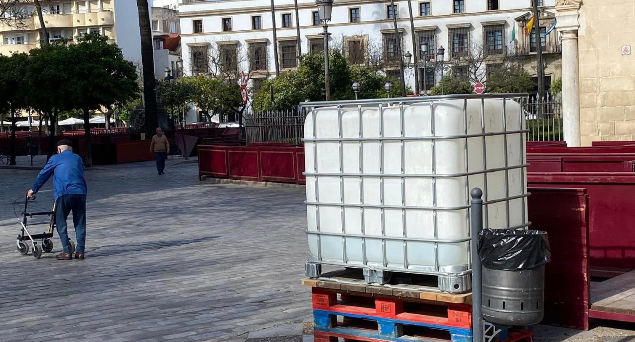 Una persona mayor, caminando por la carretera ante la imposibilidad, por los palcos, de hacerlo por la acera. Una persona mayor, caminando por la carretera ante la imposibilidad, por los palcos, de hacerlo por la acera.