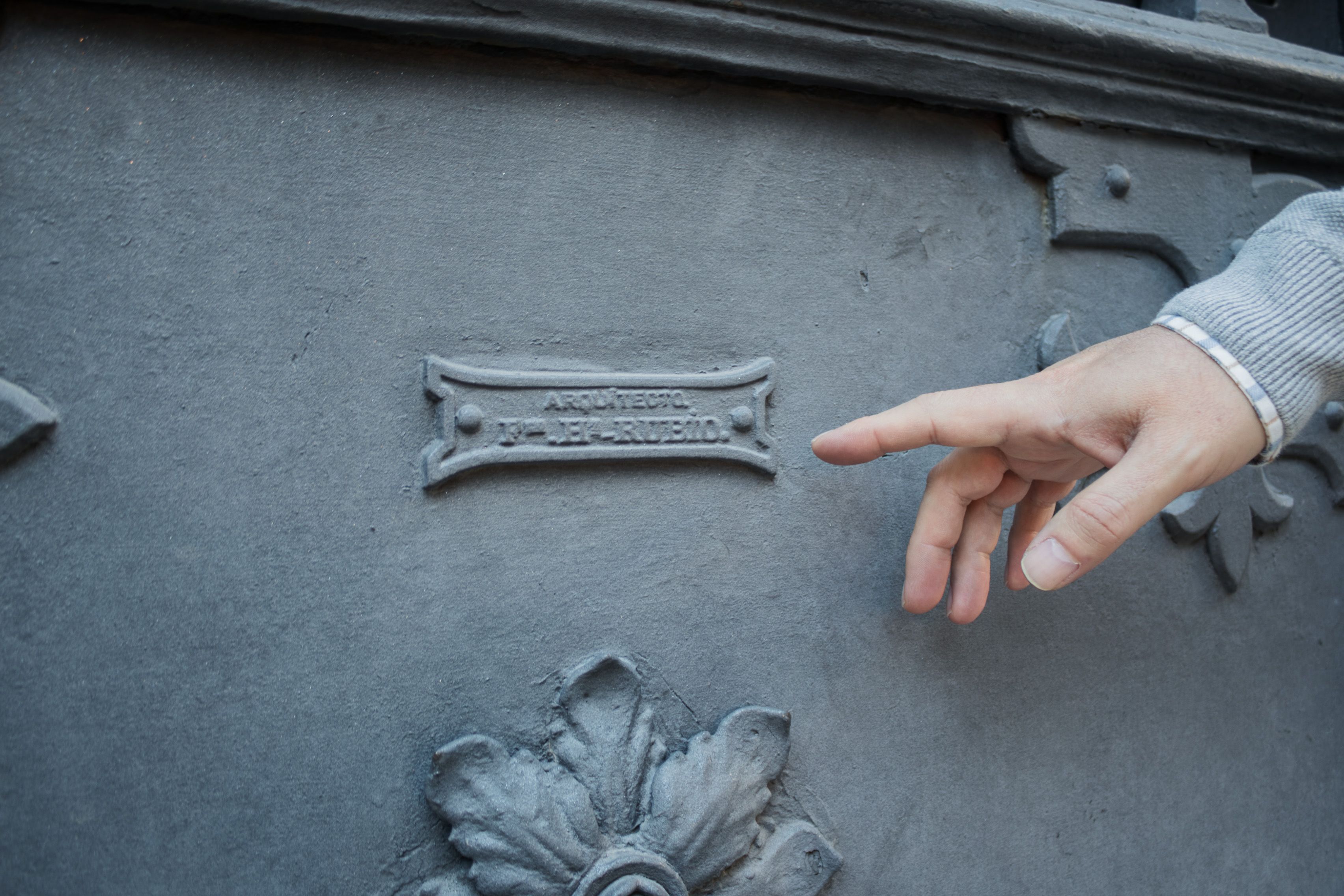 El historiador señalando el lugar donde dejó su firma Hernández Rubio. CANDELA NÚÑEZ