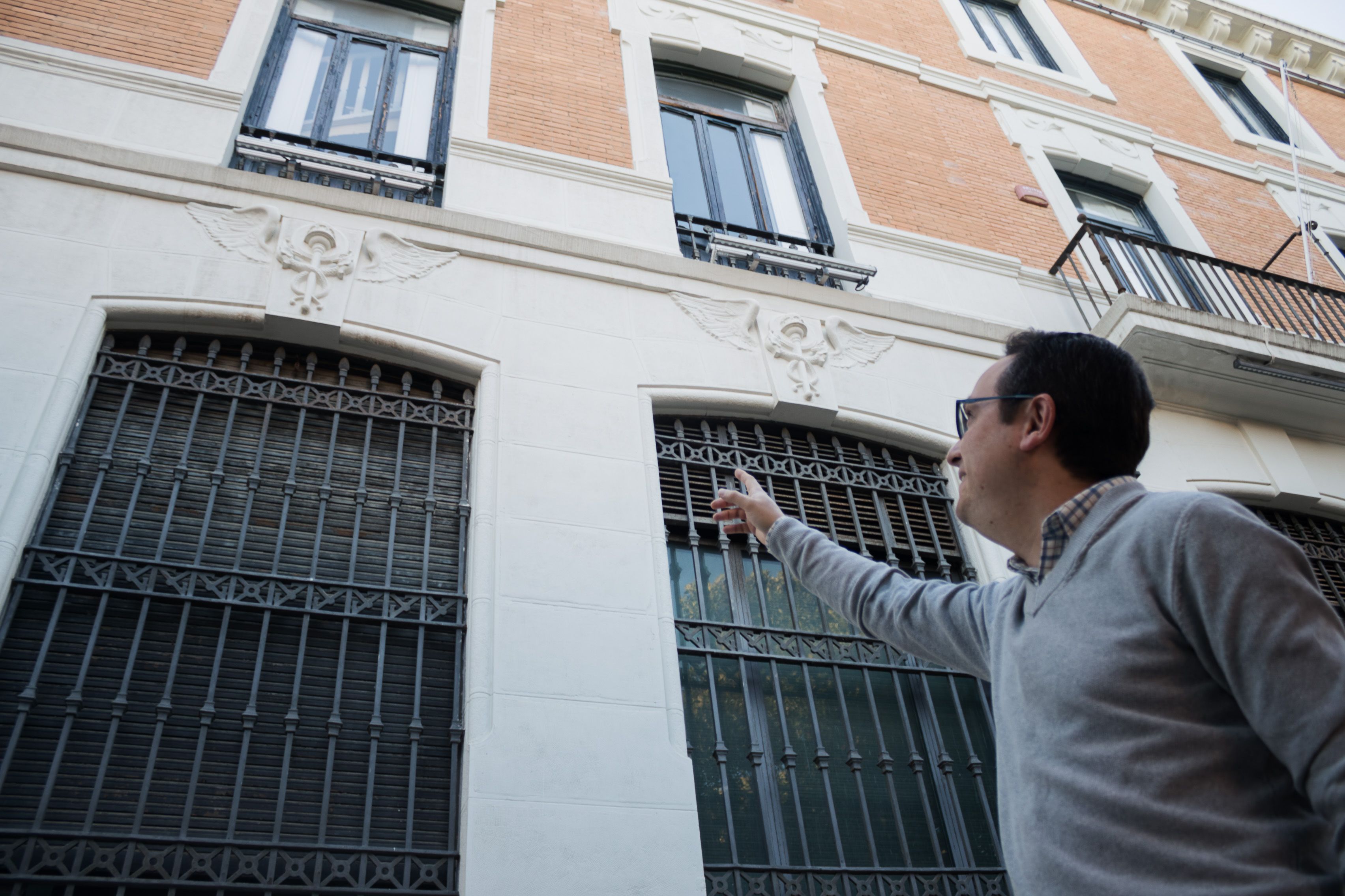 José Manuel Moreno Arana ante el antiguo edifico del Banco de España.