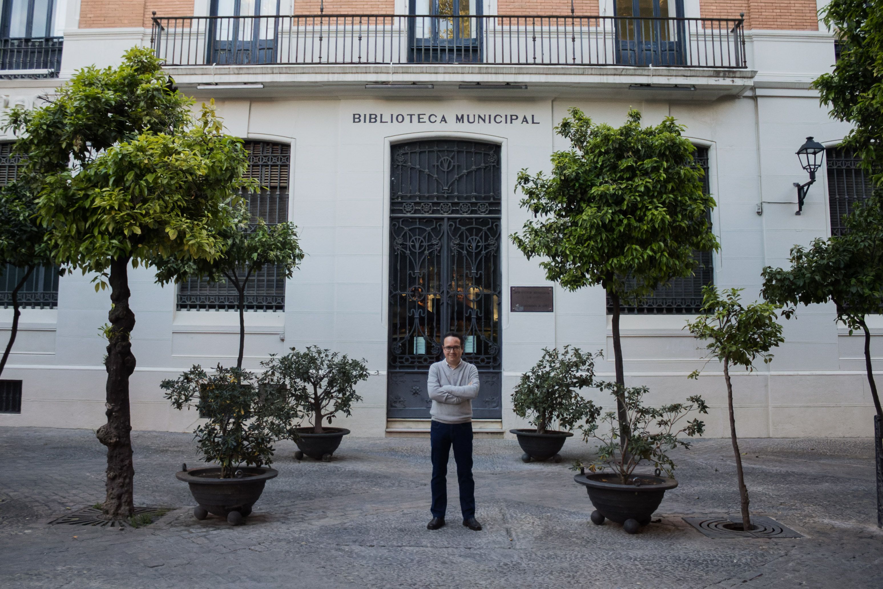Moreno Arana posando ante la actual Biblioteca Municipal. CANDELA NÚÑEZ
