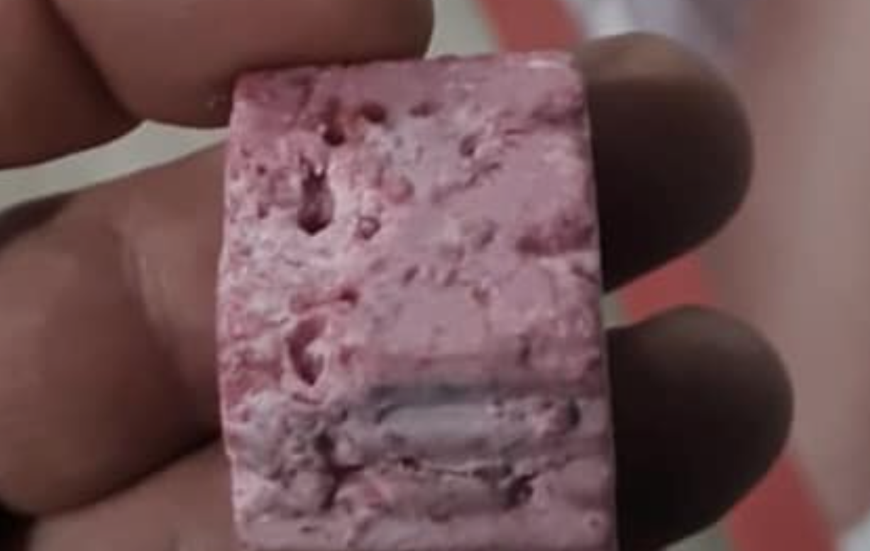 Matarratas arrojado al patio de la vecina en Dos Hermanas.