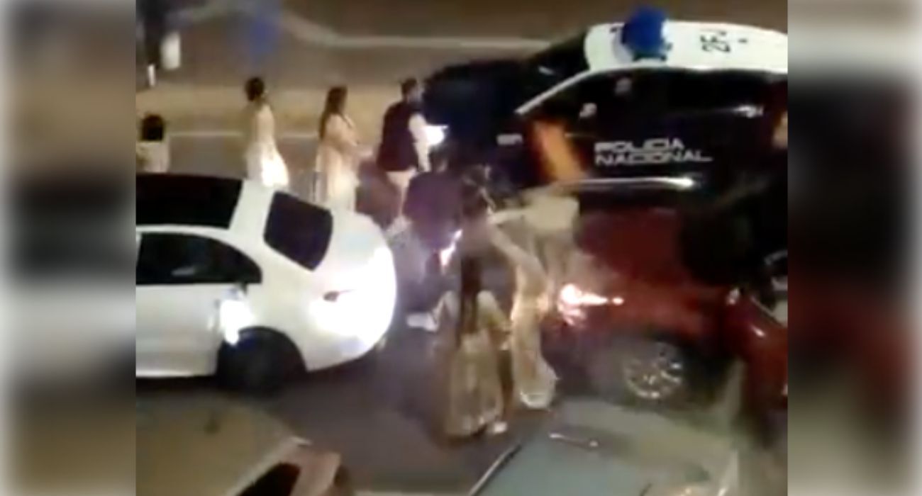 Los invitados de una boda, de fiesta delante de la Policía Nacional.