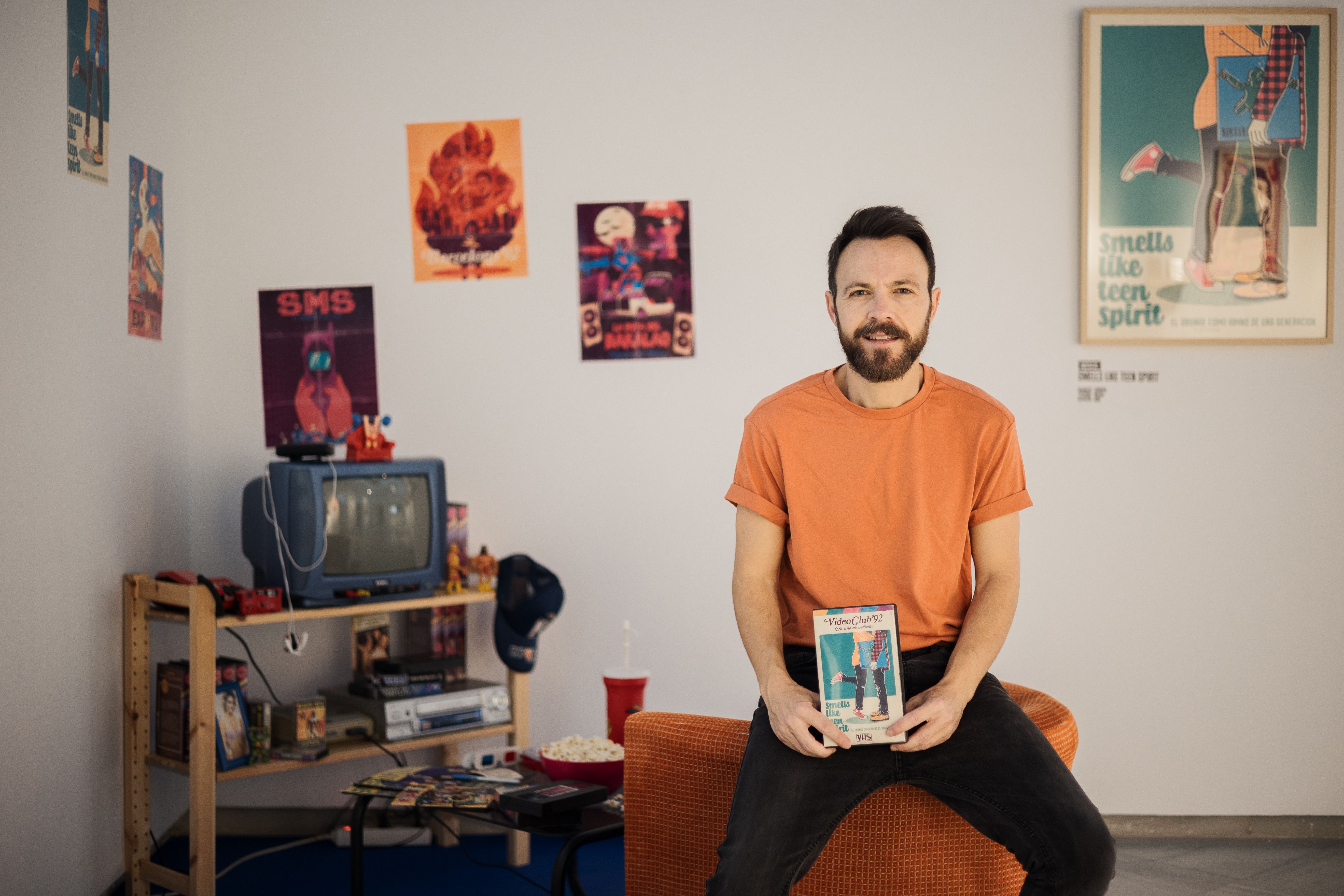 Daniel Diosdado, en la exposición 'Vídeoclub 92. Un año de película', que puede verse en la Escuela de Arte de Jerez.
