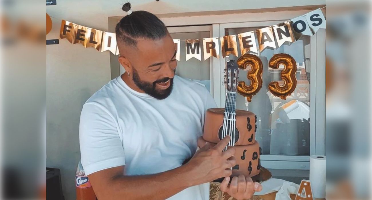 El cantautor Nany Jiménez, celebrando su 33 cumpleaños.