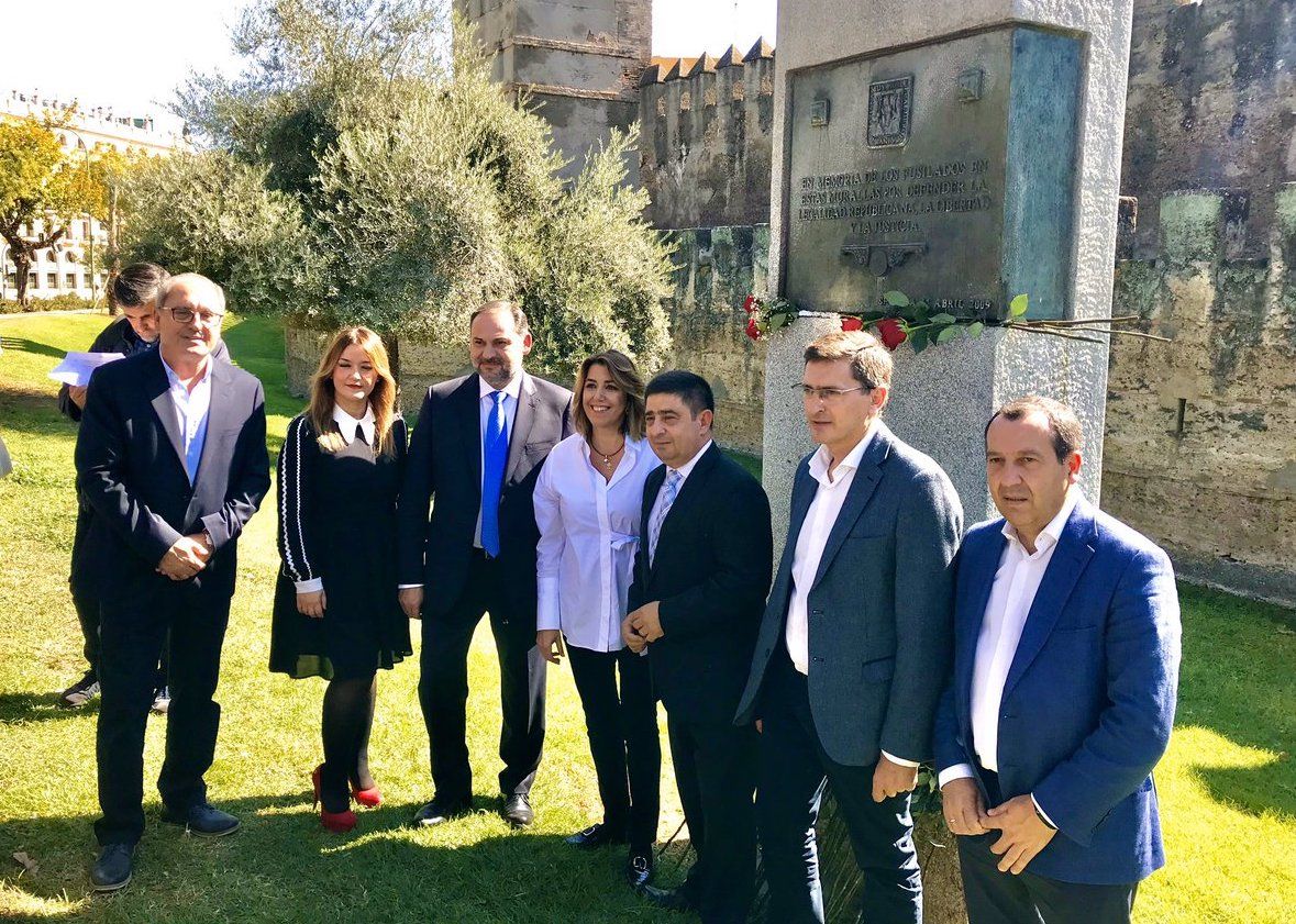 Susana Díaz, con José Luis Ábalos, en la muralla de La Macarena.